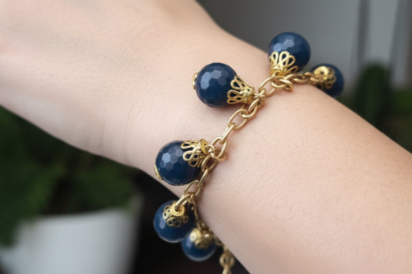 Bracciale in oro opaco su bronzo con sei topazi azzurri tondi sfaccettati regolabile