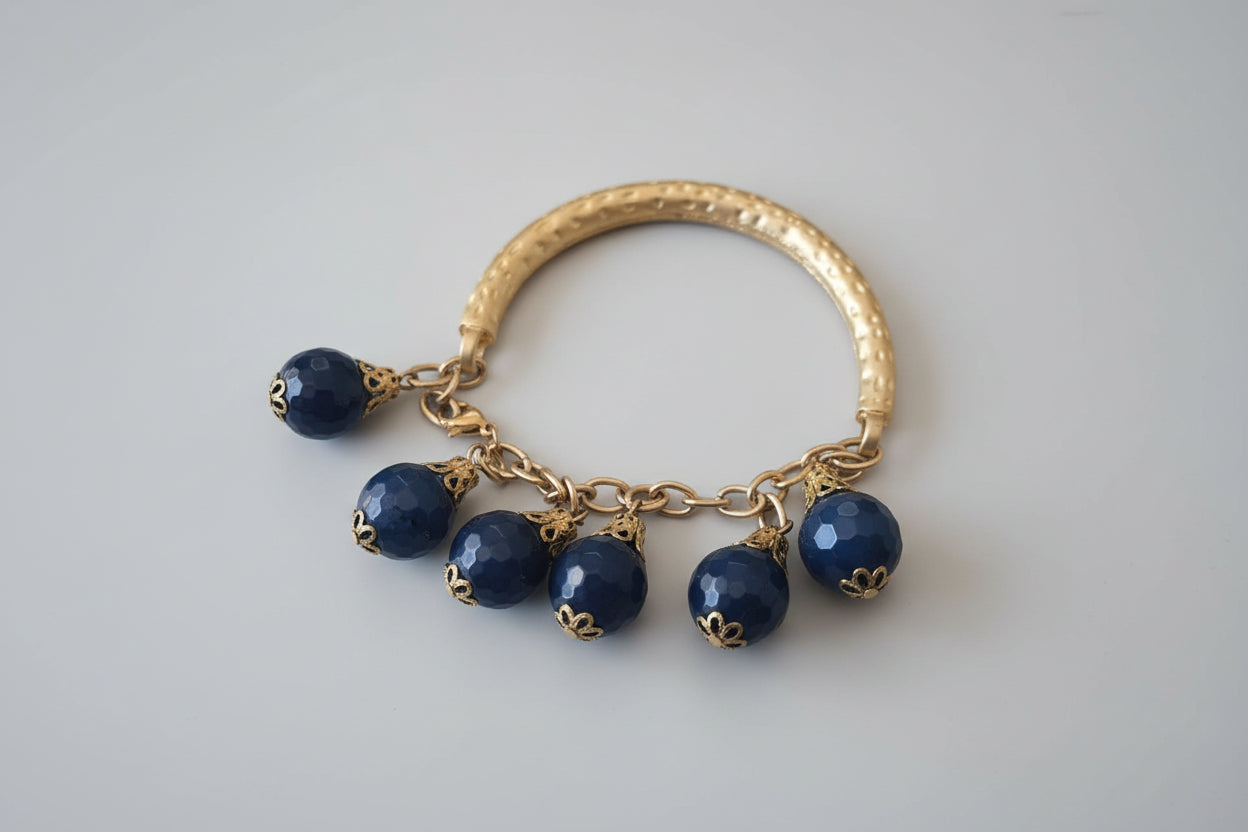 Bracciale in oro opaco su bronzo con sei topazi azzurri tondi sfaccettati regolabile
