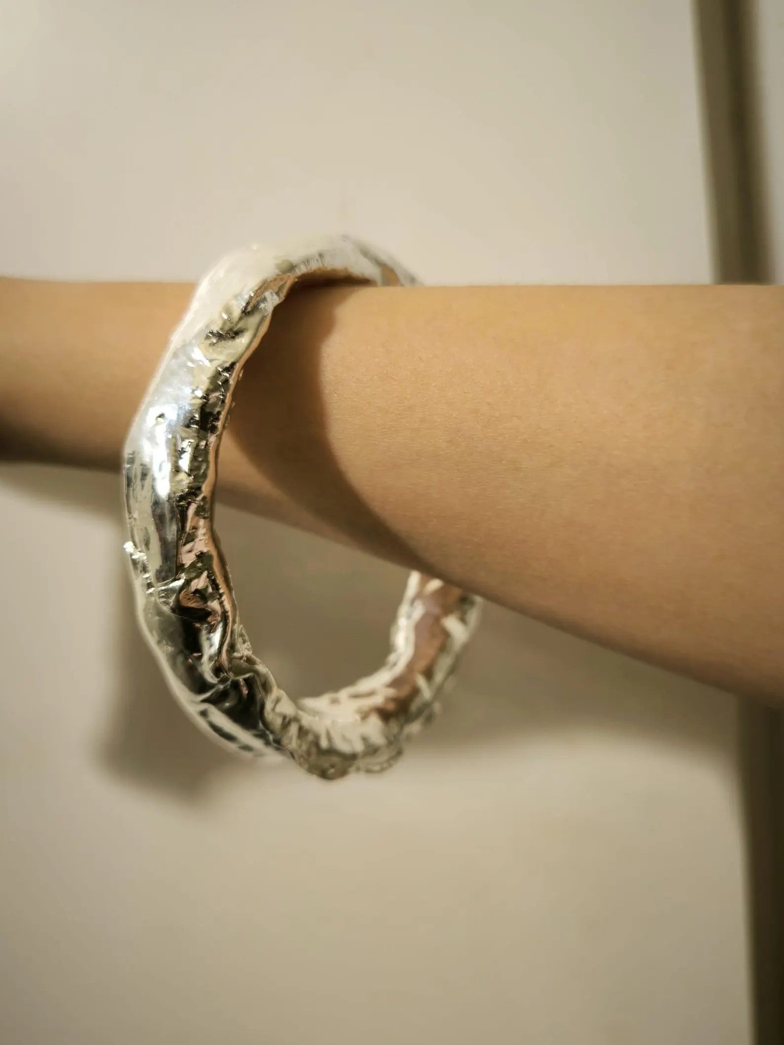 Bracciale artistico in argento puro e resina scultorea gioiello artigianale unico