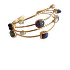 Bracciale in oro opaco su bronzo con perle bianche e ametiste naturali, elegante e leggero