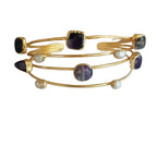 Bracciale in oro opaco su bronzo con perle bianche e ametiste naturali, elegante e leggero