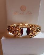 bracciale rigido in bronzo dorato a molla di Rachele Falvo in stile etrusco bizantino con intarsi e grandi diaspri rossi naturali