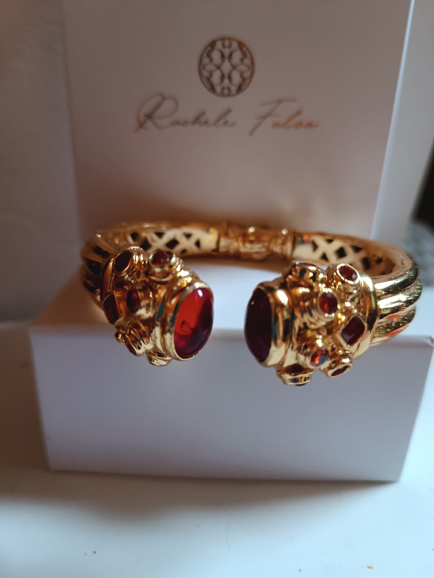 bracciale rigido in bronzo dorato a molla di Rachele Falvo in stile etrusco bizantino con intarsi e grandi diaspri rossi naturali