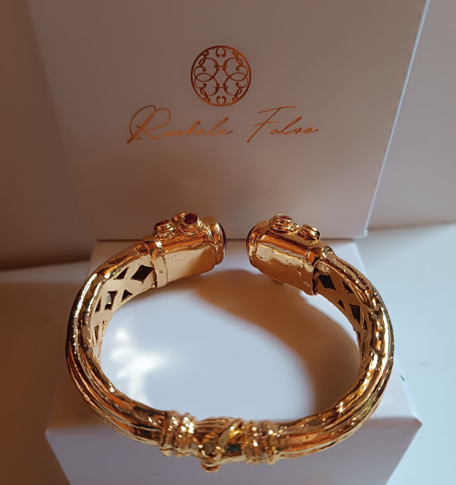 bracciale rigido in bronzo dorato a molla di Rachele Falvo in stile etrusco bizantino con intarsi e grandi diaspri rossi naturali