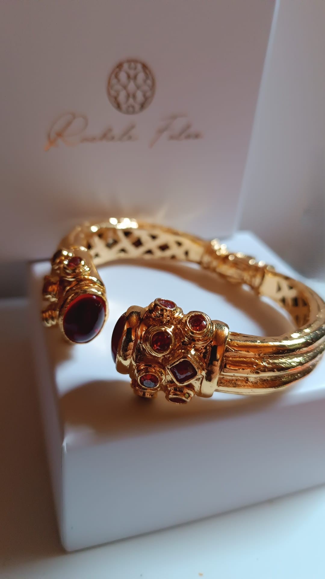 bracciale rigido in bronzo dorato a molla di Rachele Falvo in stile etrusco bizantino con intarsi e grandi diaspri rossi naturali