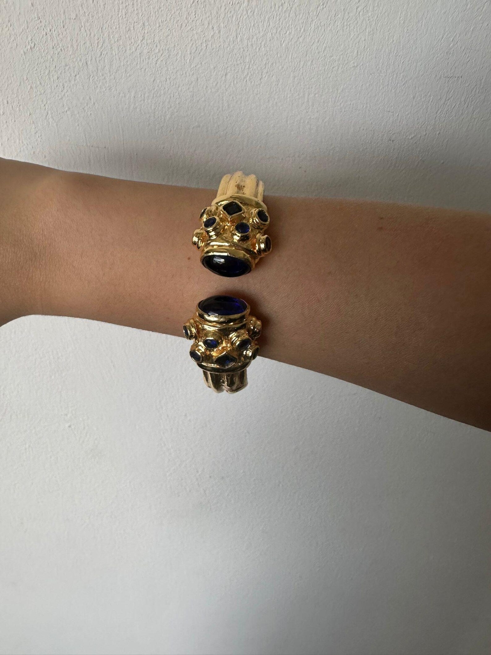 Bracciale stile Bizantino in oro su bronzo con topazi blu naturali lavorato a mano