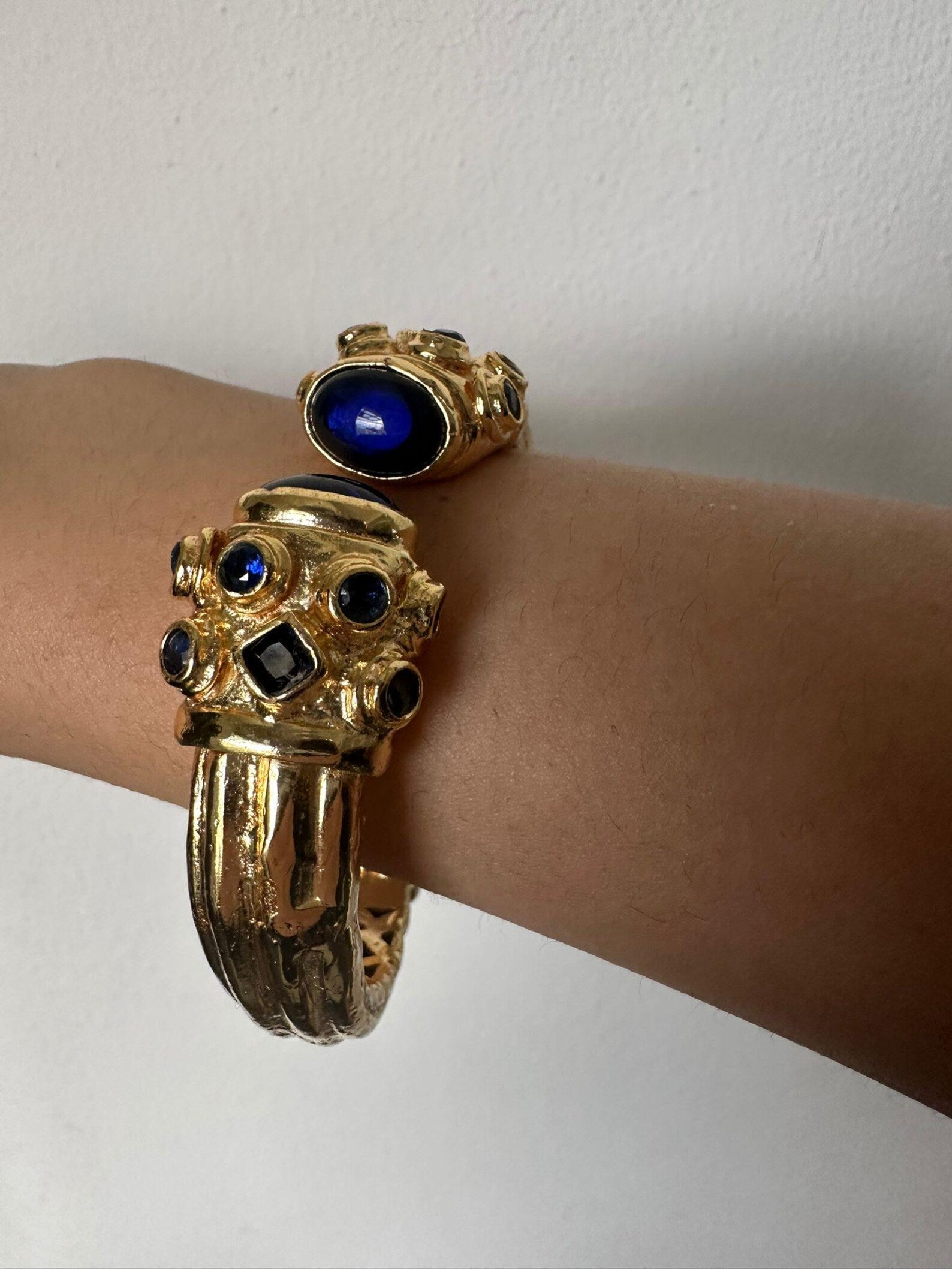 Bracciale stile Bizantino in oro su bronzo con topazi blu naturali lavorato a mano