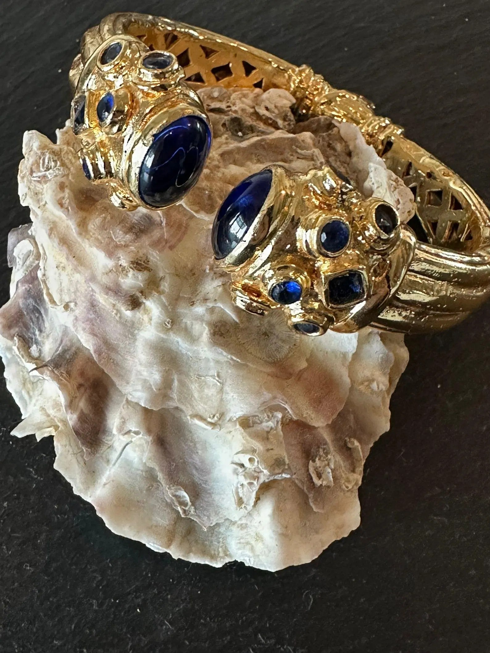 Bracciale stile Bizantino in oro su bronzo con topazi blu naturali lavorato a mano
