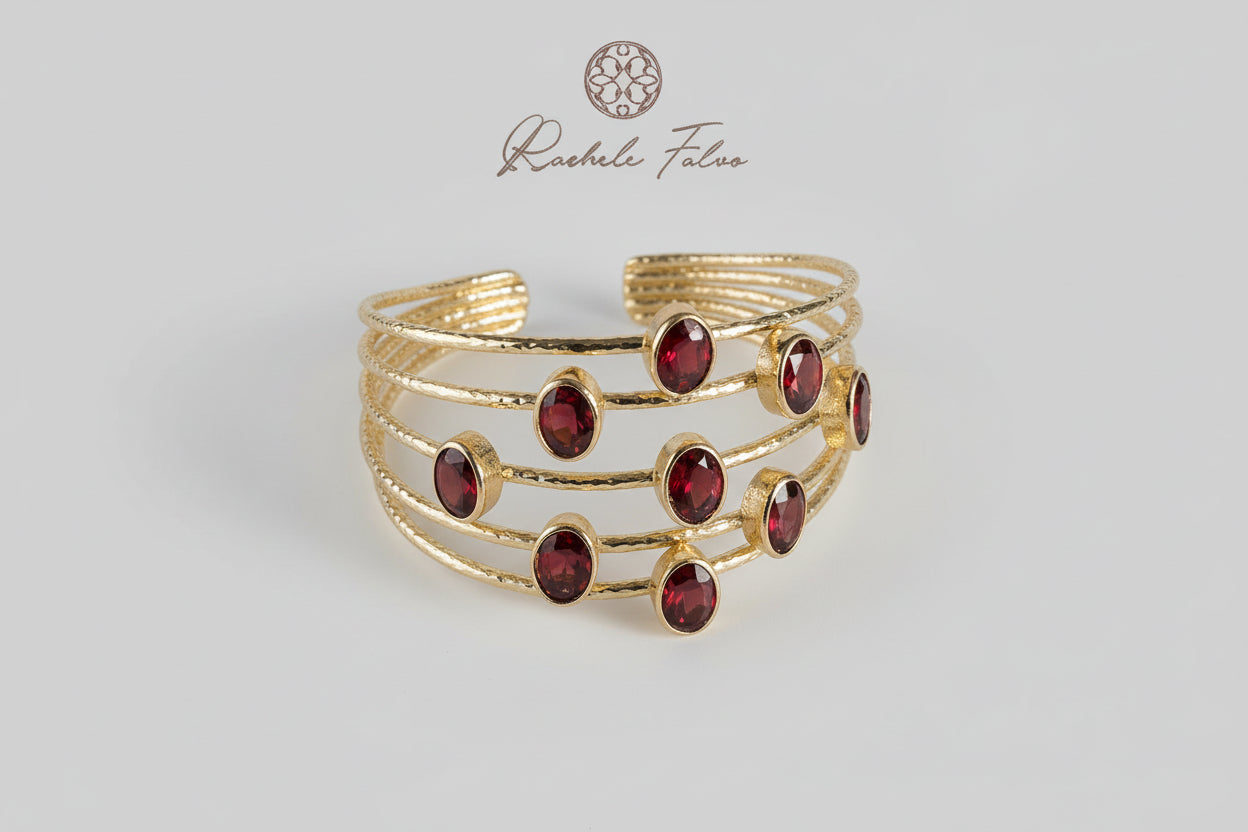 Bracciale cinque fili in oro su bronzo martellato con nove granati rossi naturali regolabile