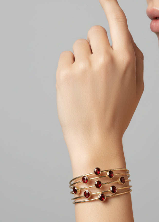 Bracciale cinque fili in oro su bronzo martellato con nove granati rossi naturali regolabile