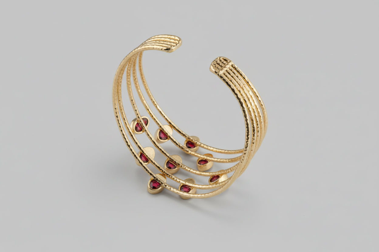 Bracciale cinque fili in oro su bronzo martellato con nove granati rossi naturali regolabile