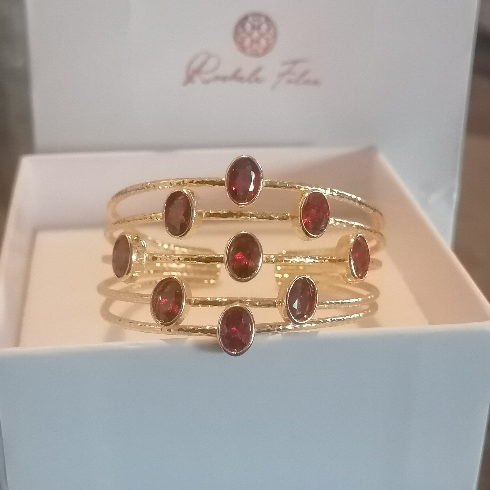 Bracciale Cinque Fili in Oro su Bronzo Martellato con Granati Rossi Naturali