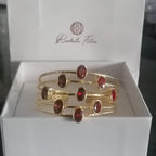 Bracciale cinque fili in oro su bronzo martellato con nove granati rossi naturali regolabile