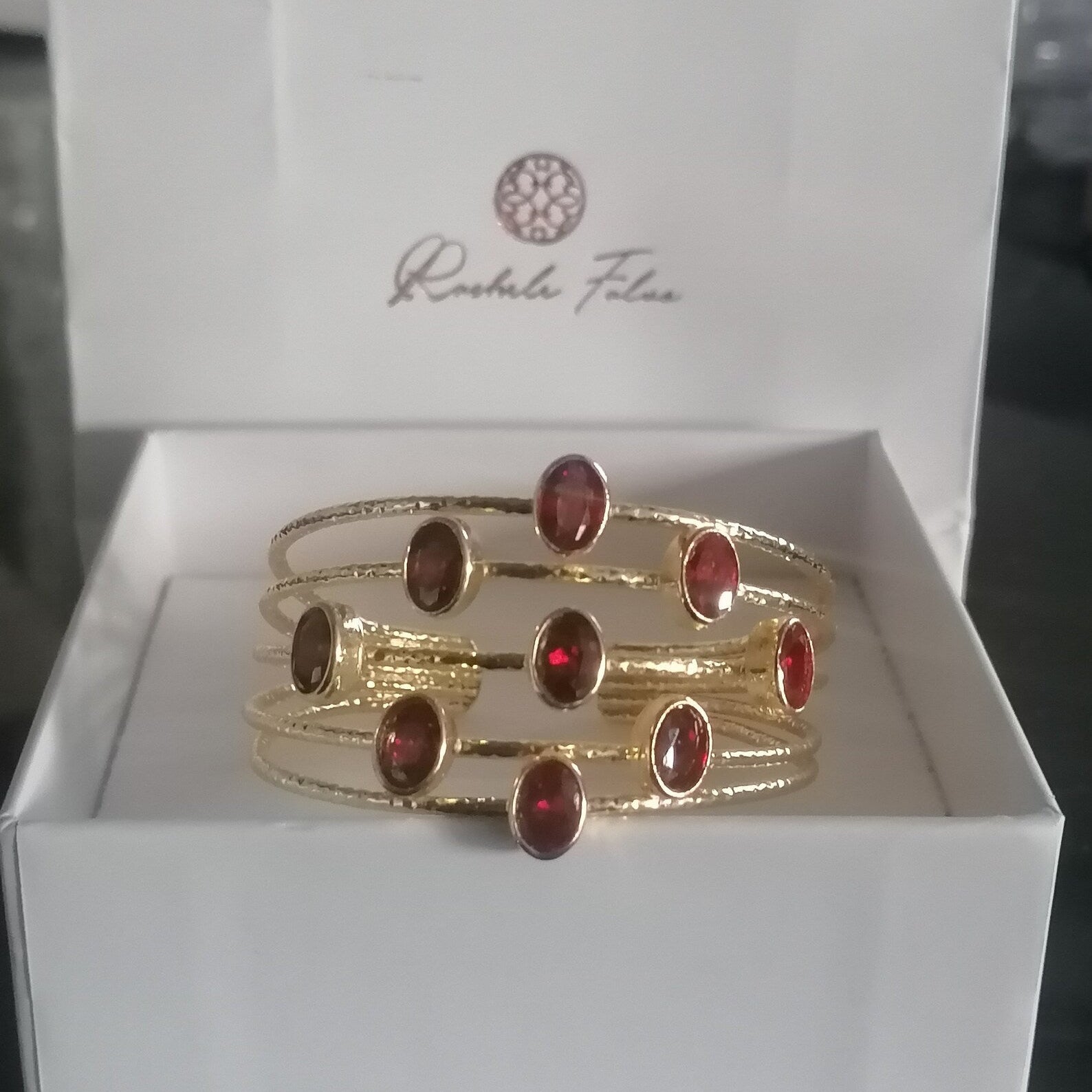 Bracciale cinque fili in oro su bronzo martellato con nove granati rossi naturali regolabile
