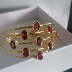 Bracciale cinque fili in oro su bronzo martellato con nove granati rossi naturali regolabile