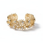 Bracciale in oro su bronzo ispirato ai coralli con madreperle naturali, regolabile e artigianale.