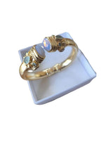 Bracciale rigido in bronzo dorato con opaline bianche sfaccettate e piccoli peridoti verdi, artigianale