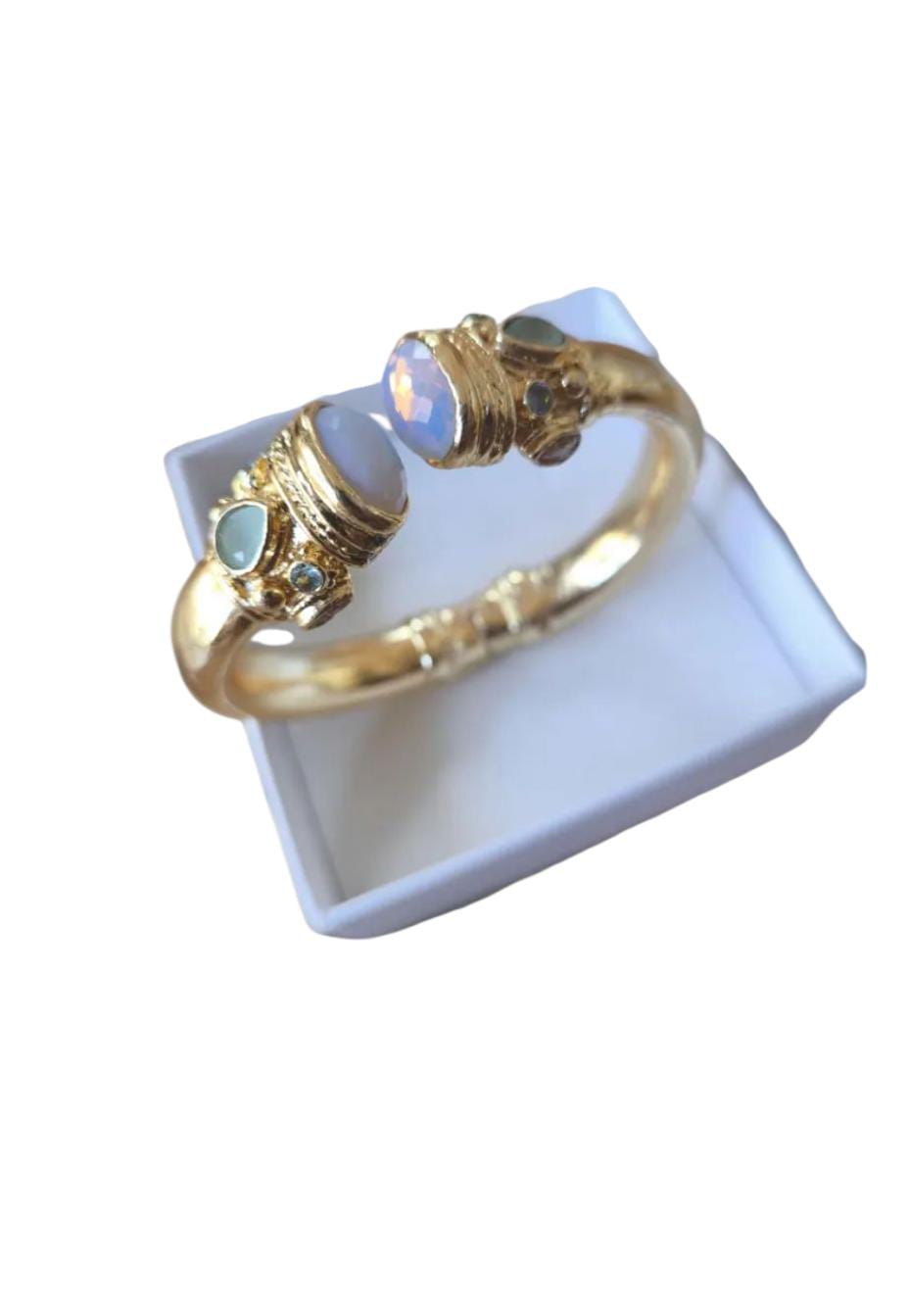 Bracciale rigido in bronzo dorato con opaline bianche sfaccettate e piccoli peridoti verdi, artigianale