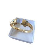 Bracciale rigido in bronzo dorato con opaline bianche sfaccettate e piccoli peridoti verdi, artigianale