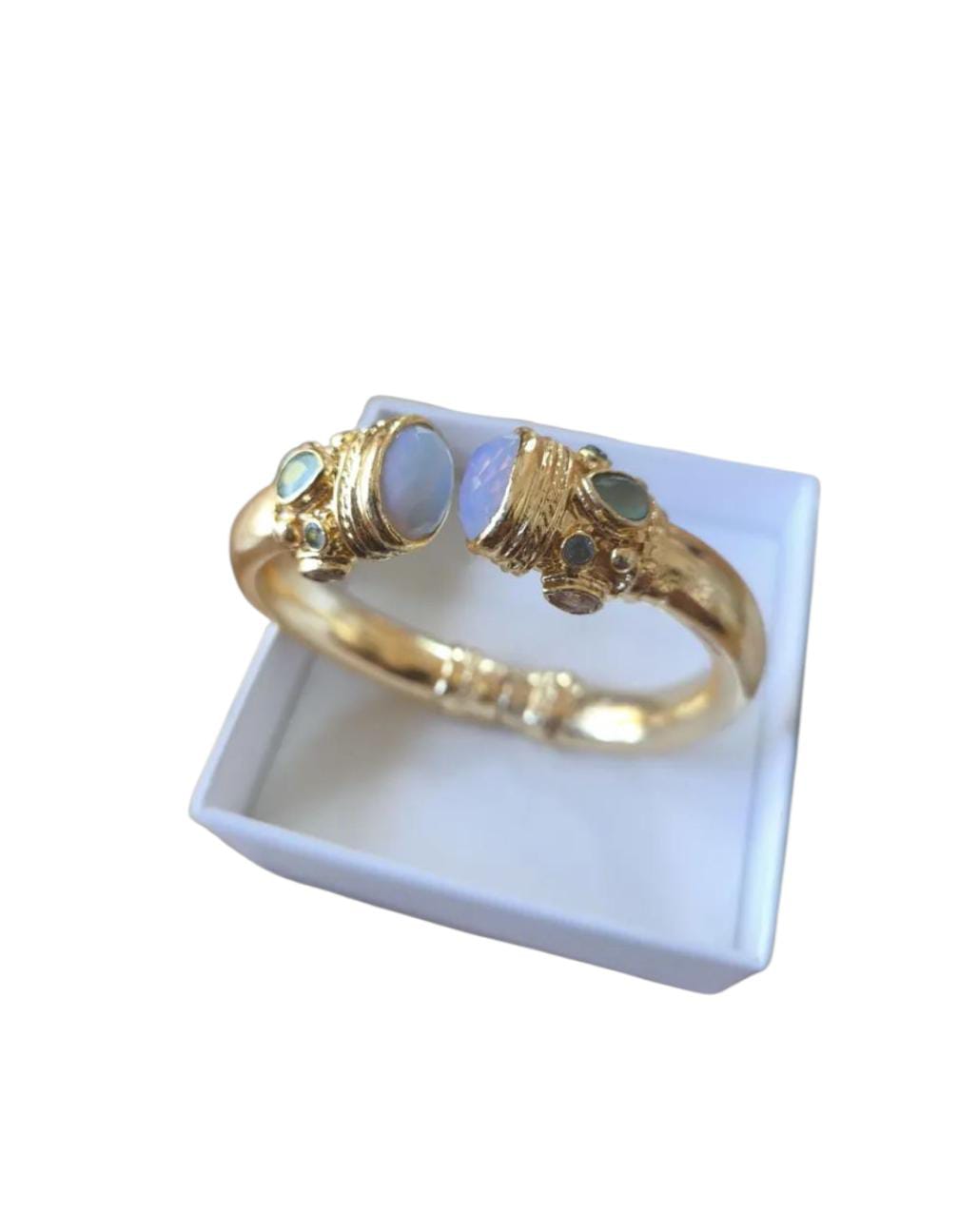 Bracciale rigido in bronzo dorato con opaline bianche sfaccettate e piccoli peridoti verdi, artigianale
