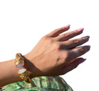 Bracciale rigido in bronzo dorato con opaline bianche sfaccettate e piccoli peridoti verdi, artigianale