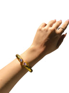 Bracciale etrusco rigido in oro opaco su bronzo con quarziti rosa naturali sfaccettate