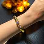 Bracciale etrusco rigido in oro opaco su bronzo con quarziti rosa naturali sfaccettate