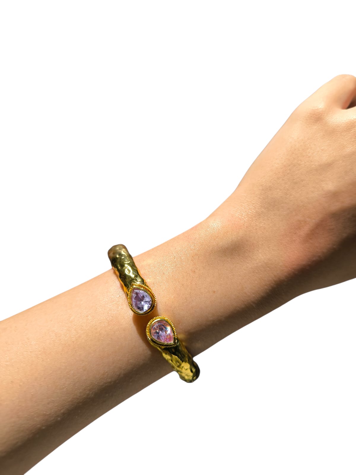 Bracciale etrusco rigido in oro opaco su bronzo con quarziti rosa naturali sfaccettate