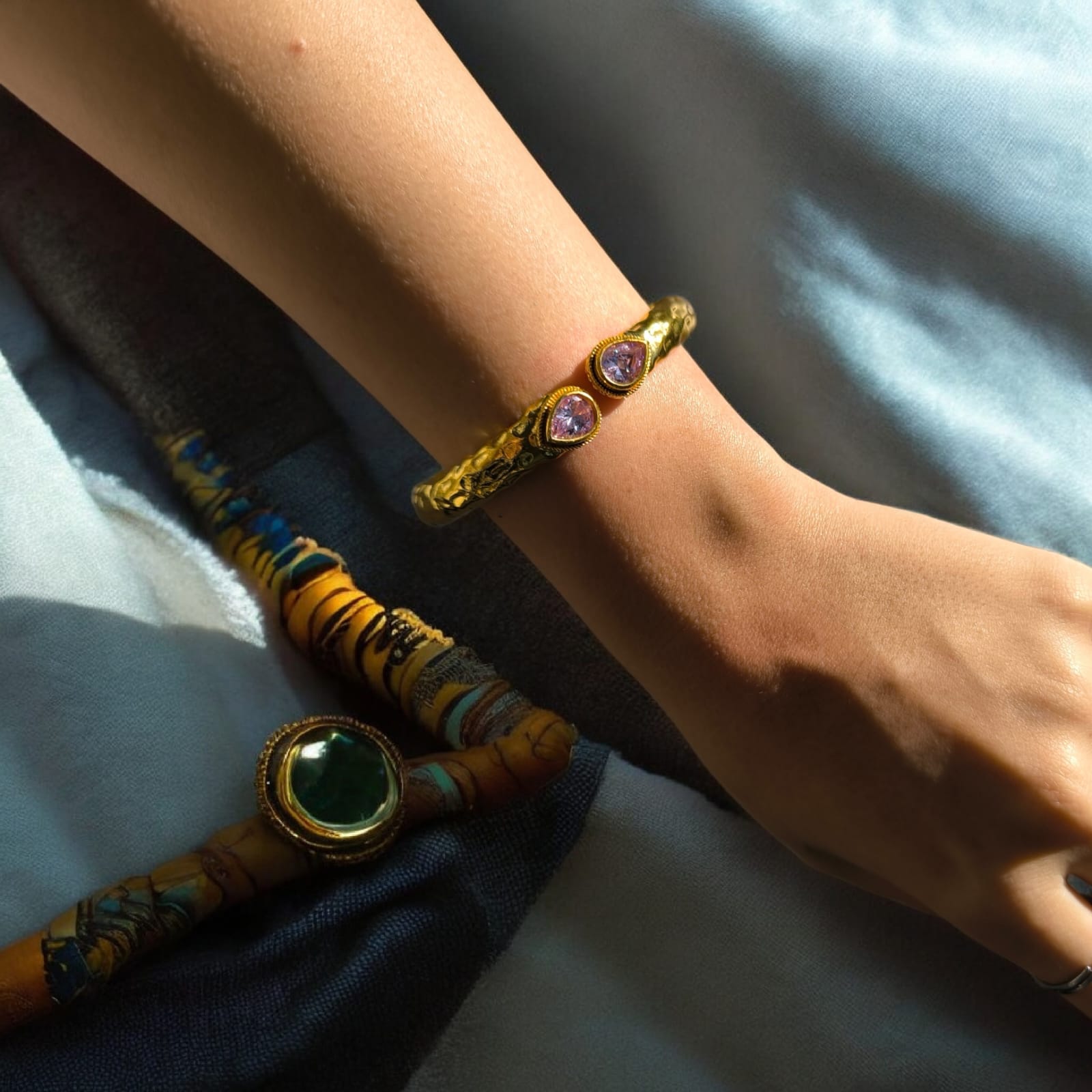 Bracciale etrusco rigido in oro opaco su bronzo con quarziti rosa naturali sfaccettate