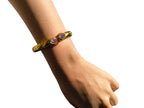Bracciale etrusco rigido in oro opaco su bronzo con quarziti rosa naturali sfaccettate