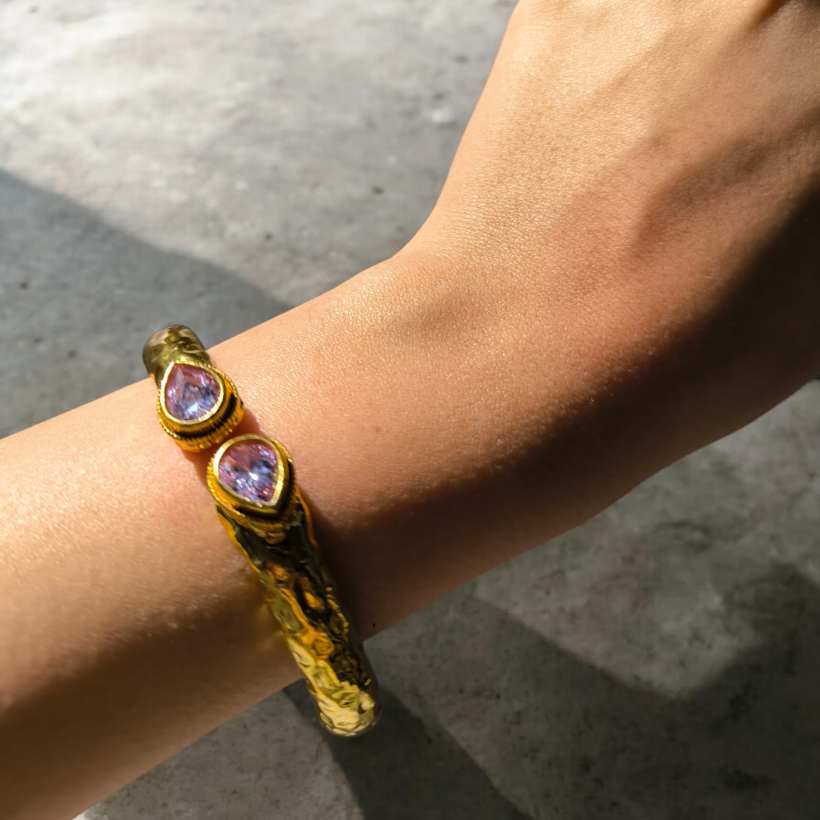 Bracciale etrusco rigido in oro opaco su bronzo con quarziti rosa naturali sfaccettate