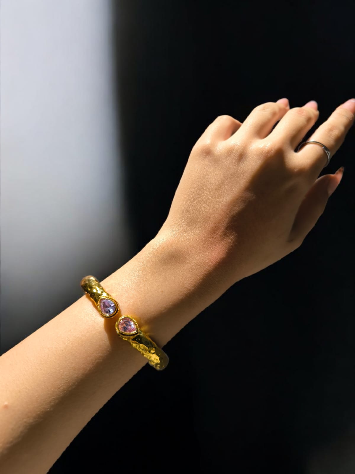 Bracciale etrusco rigido in oro opaco su bronzo con quarziti rosa naturali sfaccettate