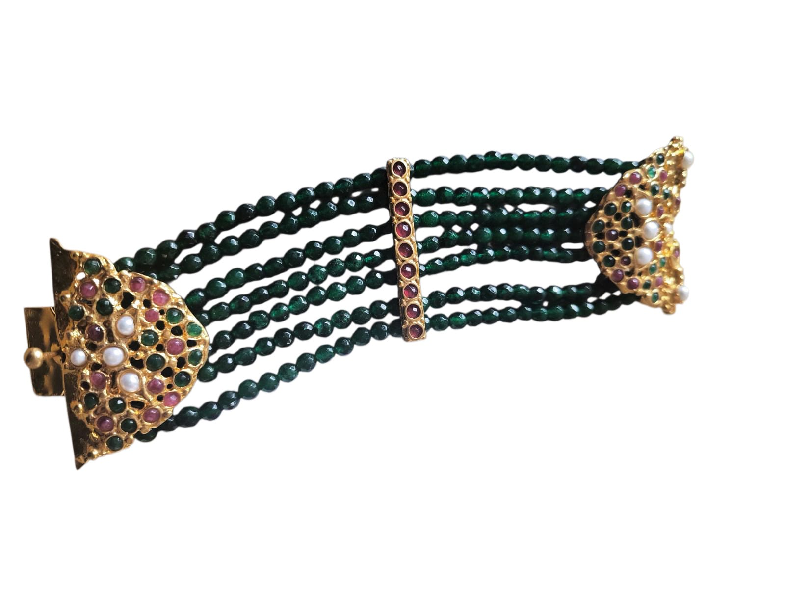 Bracciale artigianale con fili di giade verdi e centrale in bronzo dorato decorato con perle, ametiste e granati