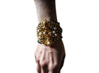 Bracciale artigianale con fili di giade verdi e centrale in bronzo dorato decorato con perle, ametiste e granati