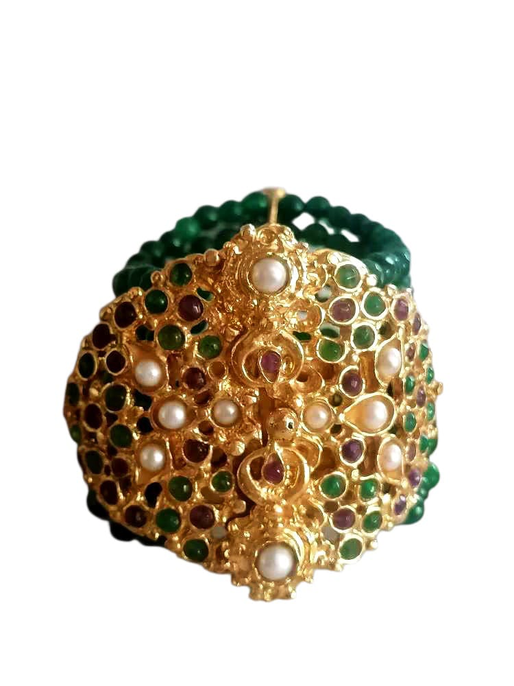 Bracciale artigianale con fili di giade verdi e centrale in bronzo dorato decorato con perle, ametiste e granati