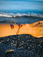 Bracciale regolabile artigianale in oro su bronzo con melograni e granatini naturali sfaccettati.