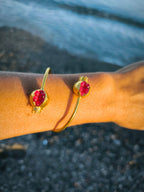 Bracciale regolabile artigianale in oro su bronzo con melograni e granatini naturali sfaccettati