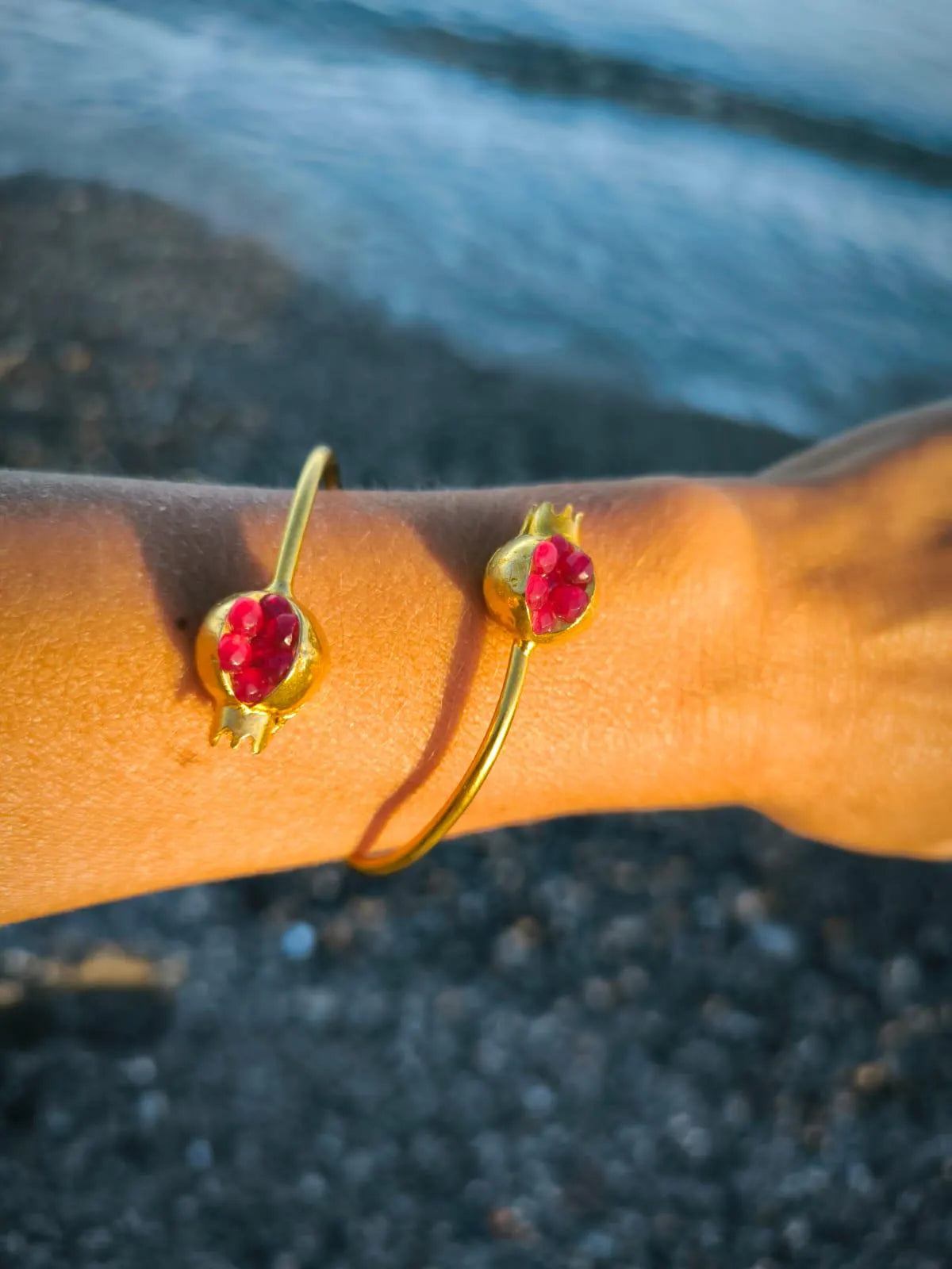 Bracciale regolabile artigianale in oro su bronzo con melograni e granatini naturali sfaccettati