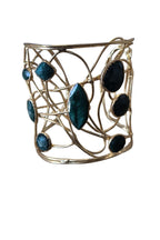 Bracciale moderno in oro su bronzo con intreccio di fili e malachite verde naturale, regolabile