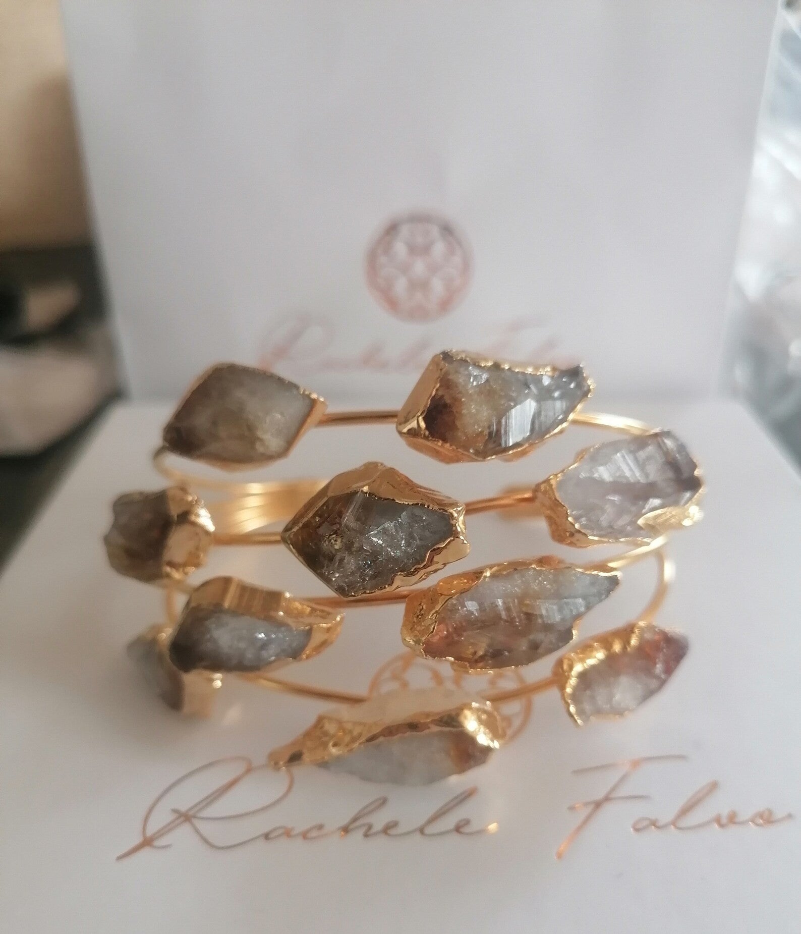 Bracciale rigido multifilo dorato firmato Rachele Falvo, impreziosito da luminose druse di quarzo bianco naturale