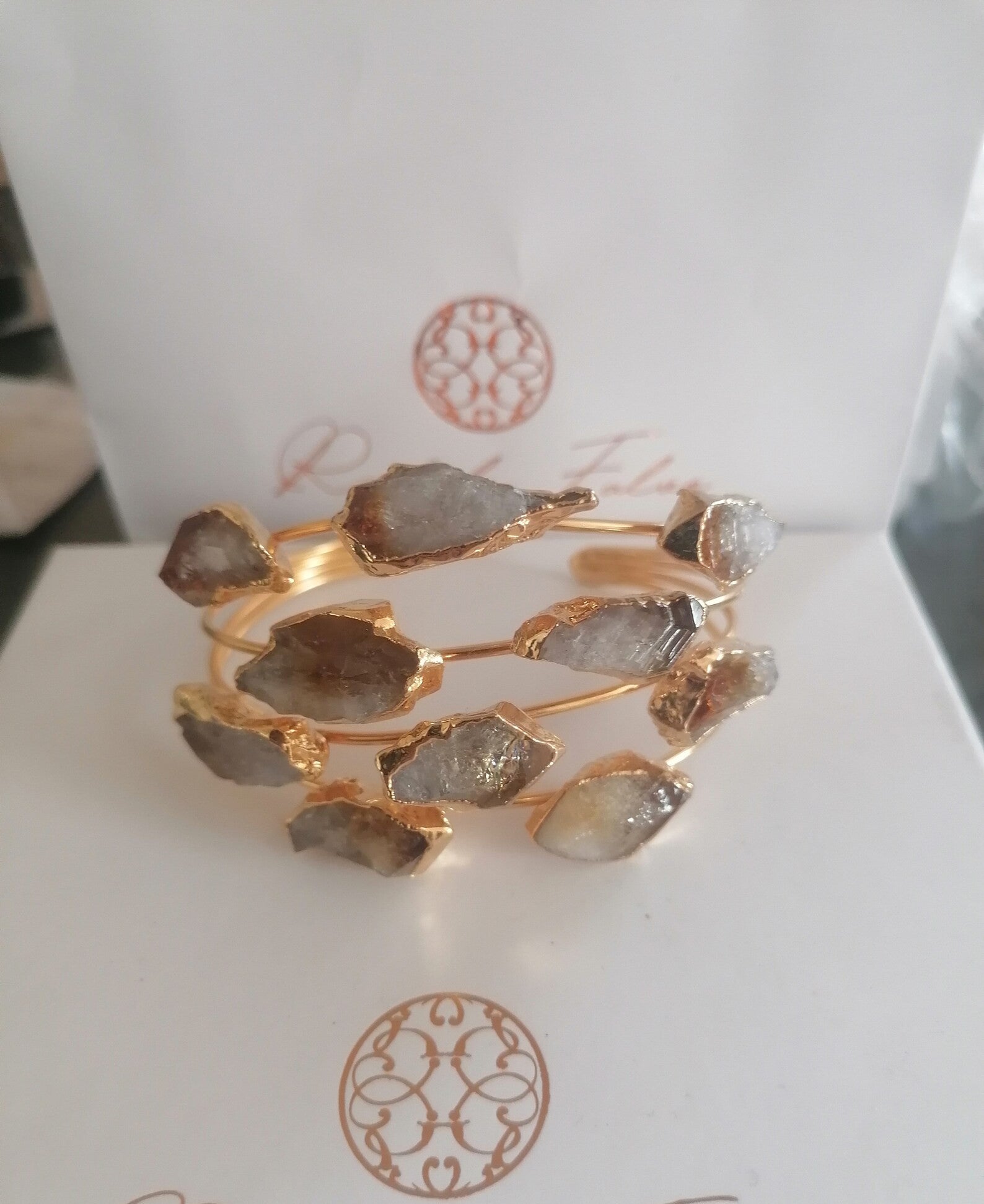 Bracciale rigido multifilo dorato firmato Rachele Falvo, impreziosito da luminose druse di quarzo bianco naturale