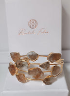 Bracciale rigido multifilo dorato firmato Rachele Falvo, impreziosito da luminose druse di quarzo bianco naturale