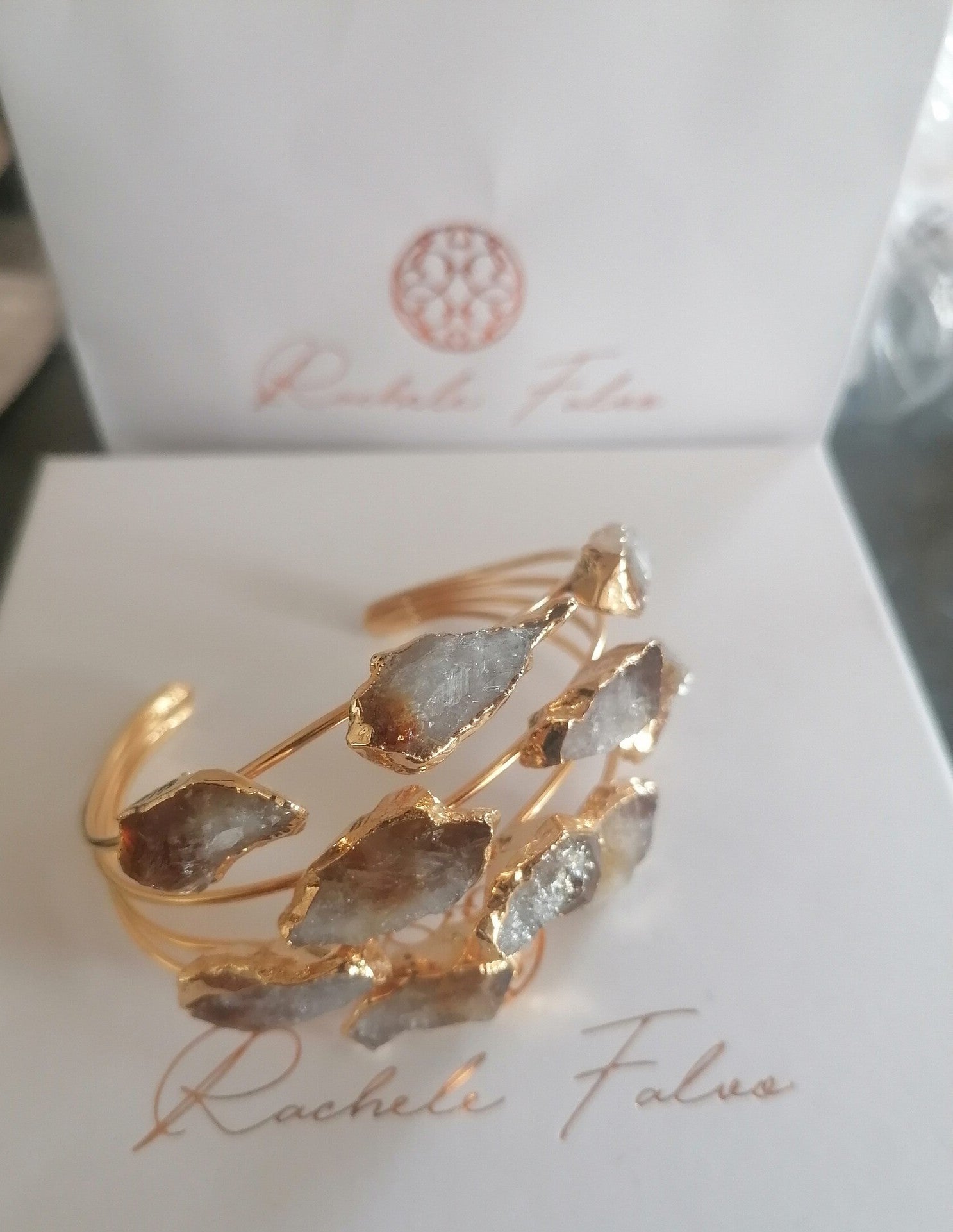 Bracciale rigido multifilo dorato firmato Rachele Falvo, impreziosito da luminose druse di quarzo bianco naturale