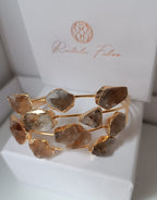 Bracciale rigido multifilo dorato firmato Rachele Falvo, impreziosito da luminose druse di quarzo bianco naturale