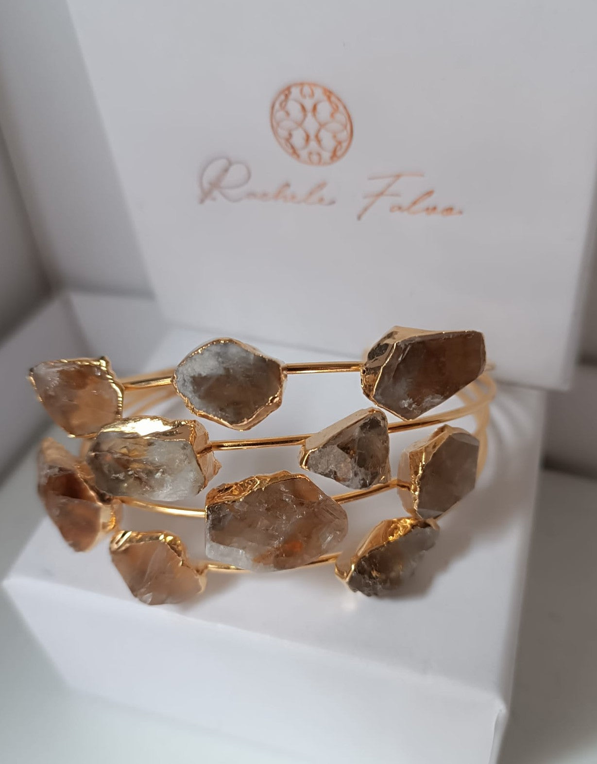 Bracciale rigido multifilo dorato firmato Rachele Falvo, impreziosito da luminose druse di quarzo bianco naturale