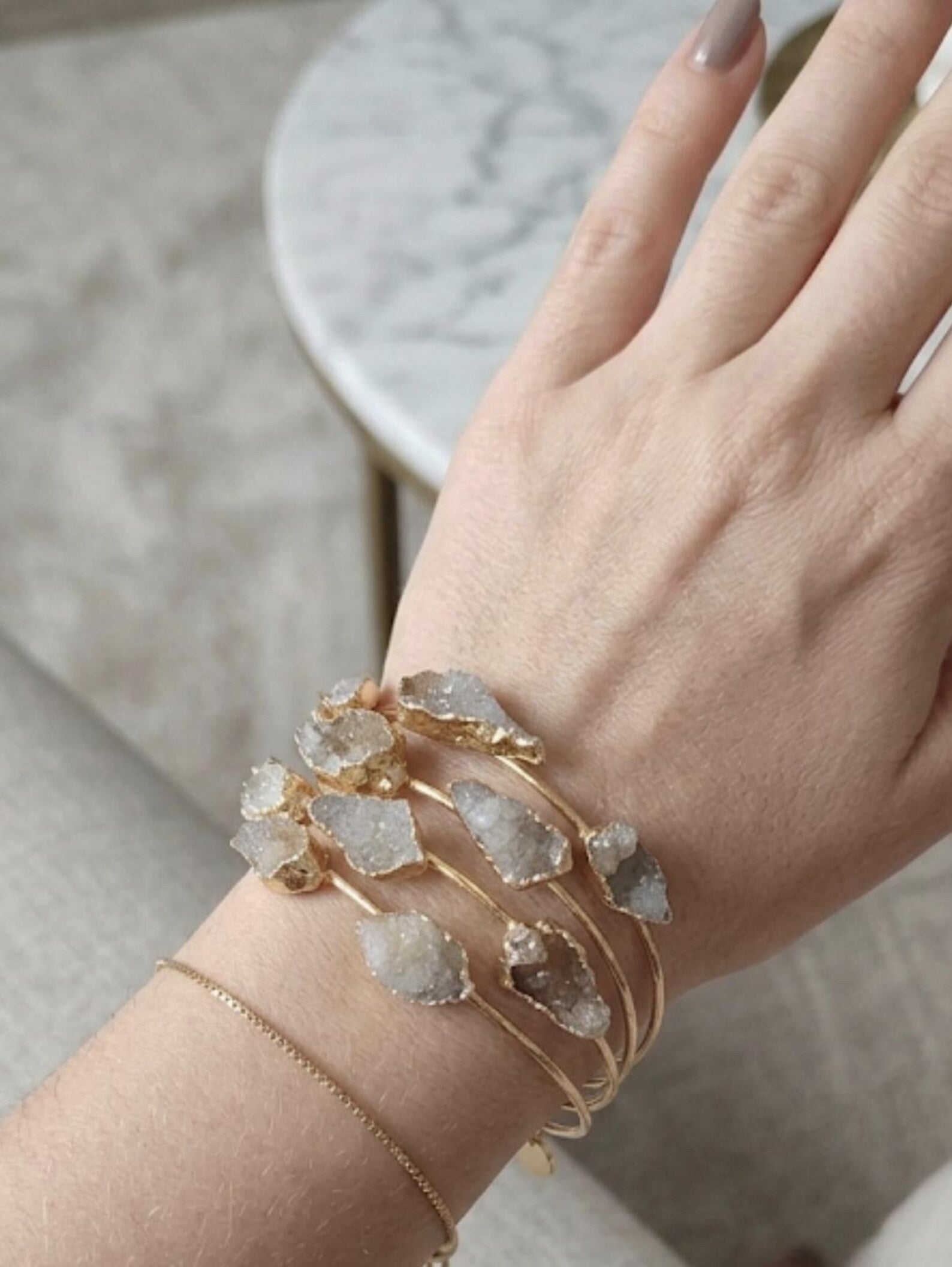 Bracciale rigido multifilo dorato firmato Rachele Falvo, impreziosito da luminose druse di quarzo bianco naturale