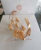Bracciale rigido multifilo dorato firmato Rachele Falvo, impreziosito da luminose druse di quarzo bianco naturale