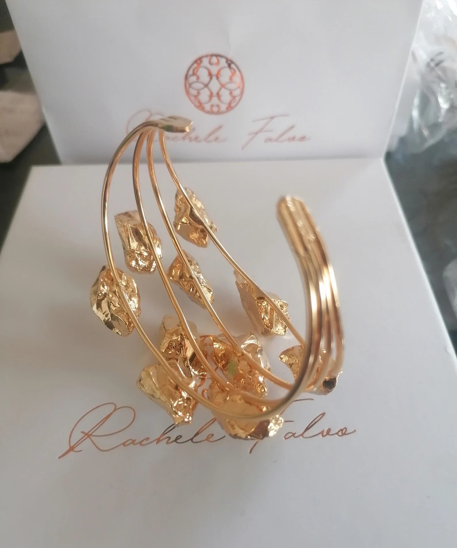 Bracciale rigido multifilo dorato firmato Rachele Falvo, impreziosito da luminose druse di quarzo bianco naturale