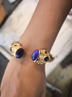 Bracciale in oro su bronzo con topazi azzurri naturali e apertura a molla
