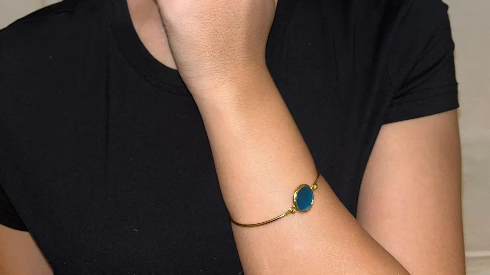 Bracciale in oro opaco su bronzo con occhio di gatto azzurro naturale sfaccettato